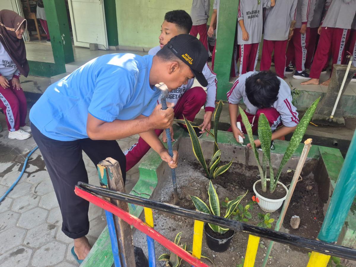 Kegiatan Penanaman Pohon di Lingkungan Sekolah